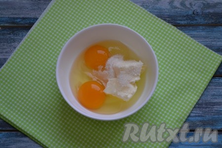 В это время приготовить масляно-яичную массу. В отдельной миске соединить мягкое сливочное масло, 2 яйца, щепотку соли и оставшийся сахар.
