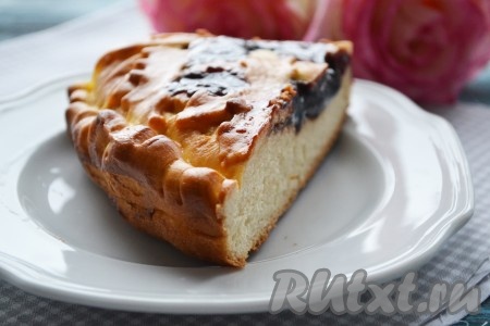 Нарядный, ароматный дрожжевой пирог с вареньем, испеченный в духовке, своим прекрасным вкусом понравится многим.
