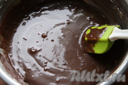 Шоколадную массу добавить порциями в сливочное масло и перемешать. Вот такой красивый и однородный шоколадный крем у нас получился.
