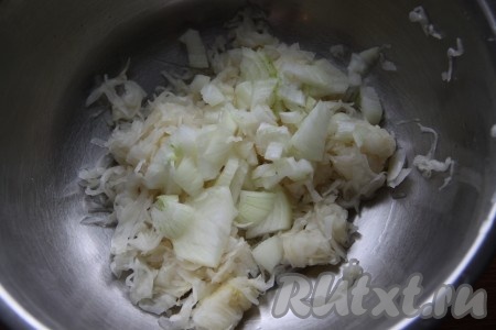 Квашеную капусту слегка измельчаем, к ней добавляем очищенную мелко нарезанную луковицу.
