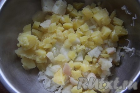 Картофель отвариваем в кожуре, нарезаем мелкими кубиками, добавляем в салат из квашеной капусты и лука.
