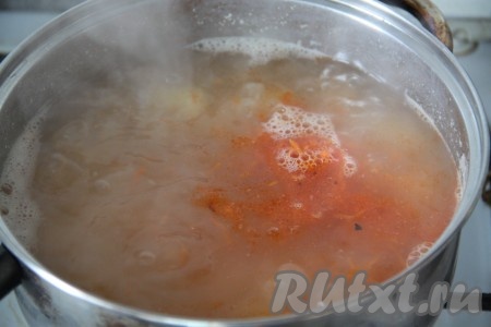 Пока варится картофель, нужно приготовить томатную зажарку. Для этого на сковороде на растительном масле обжарить мелко нарезанный лук и натёртую на мелкой терке морковь, периодически помешивая, до мягкости овощей, затем добавить томатную пасту, соль, перец и перемешать. Когда картошка сварится, добавить томатную зажарку в фасолевый суп и проварить 3-5 минут.
