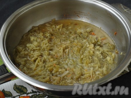 В сковороду выложить солёные огурцы вместе с выделившимся соком, можно добавить немного рассола. Тушить огурцы, иногда помешивая, столько же времени, сколько будет вариться суп с зажаркой.

