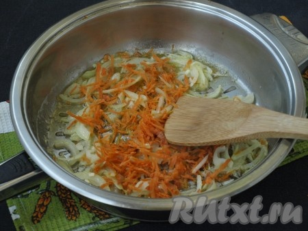 Разогреть подсолнечное и сливочное масло. Обжарить лук с морковью в смеси масел, периодически помешивая, в течение минут 5.
