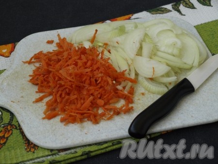 Лук нарезать полукольцами, морковь натереть на тёрке.
