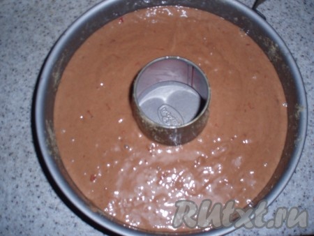 Духовку нагреть до 170 градусов. Тесто выложить в смазанную маслом форму для кекса и поставить в  духовку.
