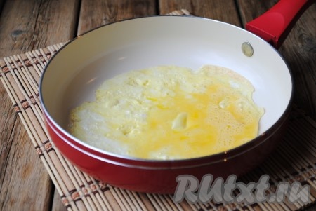 На сковороде разогреть растительное масло, вылить половину яичной смеси и жарить яичный блинчик по 1-2 минуте с каждой стороны. Также приготовить и второй блин, вылив на сковороду оставшуюся яичную смесь.