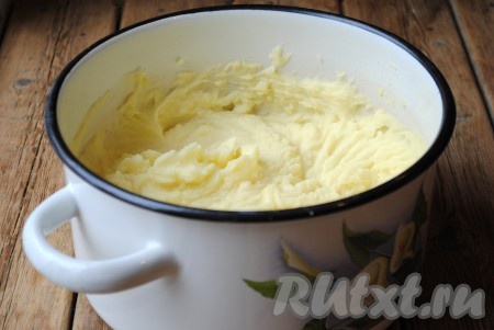 Затем влить горячее молоко и ещё раз хорошо размять, чтобы картофельное пюре стало однородным (без комочков).
