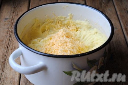 Добавить в картофельное пюре натёртый на средней тёрке твёрдый сыр и перемешать. 
