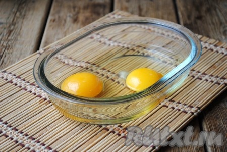 Яйца разбить в миску, добавить щепотку соли. 