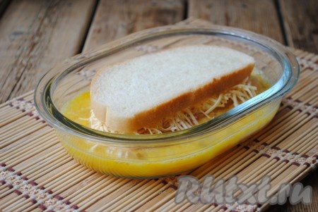 Бутерброд с сыром окунуть с двух сторон в яичную смесь.
