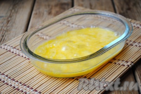 Взбить вилкой яйца с солью до однородной массы. 
