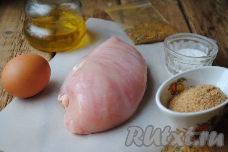 Подготовить необходимые ингредиенты для приготовления куриного филе в панировочных сухарях на сковороде