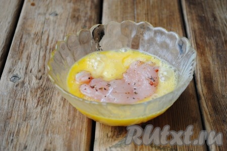 Яйцо вбить в миску, добавить щепотку соли и хорошо размешать с помощью вилки. В отдельную миску всыпать панировочные сухари. Каждый кусок мяса обмакнуть в яйцо. 
