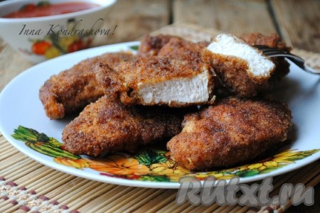 Куриное филе в панировочных сухарях на сковороде