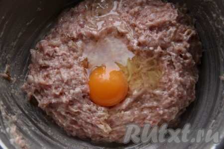В получившийся фарш добавить яйцо, соль и перец по вкусу, тщательно перемешать.
