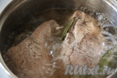 Варить куриное филе 20-25 минут на маленьком огне, переворачивая мясо каждые 3-4 минуты, чтобы оно со всех сторон проварилось равномерно.

