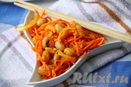 Перемешать, если любите салат чуть острее, то смело добавляйте еще чеснока, перца и немного уксуса. Вкусный, пикантный, сочный, яркий салат с фасолью и морковкой по-корейски готов.