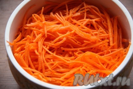 В салат к фасоли и луку добавить морковь, натёртую на терке для корейской моркови.
