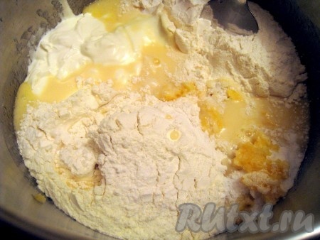 Яйца взбить с сахаром до однородности, добавить к ним сметану, сгущёнку, растопленный не горячий маргарин (или сливочное масло), измельчённый лимон, муку, щепотку соли и соду. Соду не гасить, она погасится лимонным соком. Тщательно перемешать.
