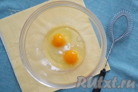 В миску вбить два яйца и добавить соду.