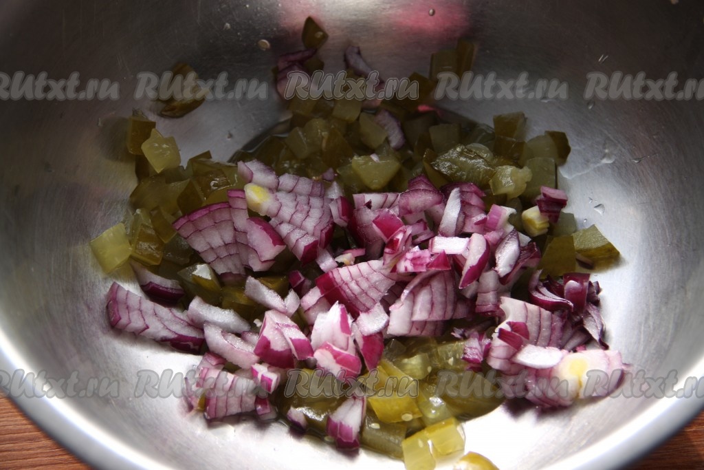 Салат из сельди с консервированным горошком и зеленым луком – пошаговый рецепт приготовления с фото