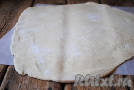 По истечении времени раскатать тесто в тонкий пласт толщиной 2-3 мм. 
