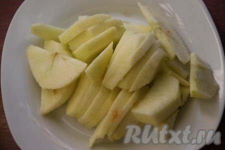 Яблоки очистить от кожуры и нарезать дольками.