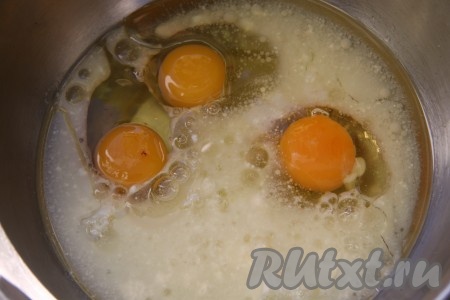 К яйцам добавить кефир, сахар и тщательно взбить миксером (или венчиком) до однородности.