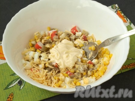 Салат с крабовыми палочками и кукурузой и яйцом и огурцом свежим рецепт с фото пошагово