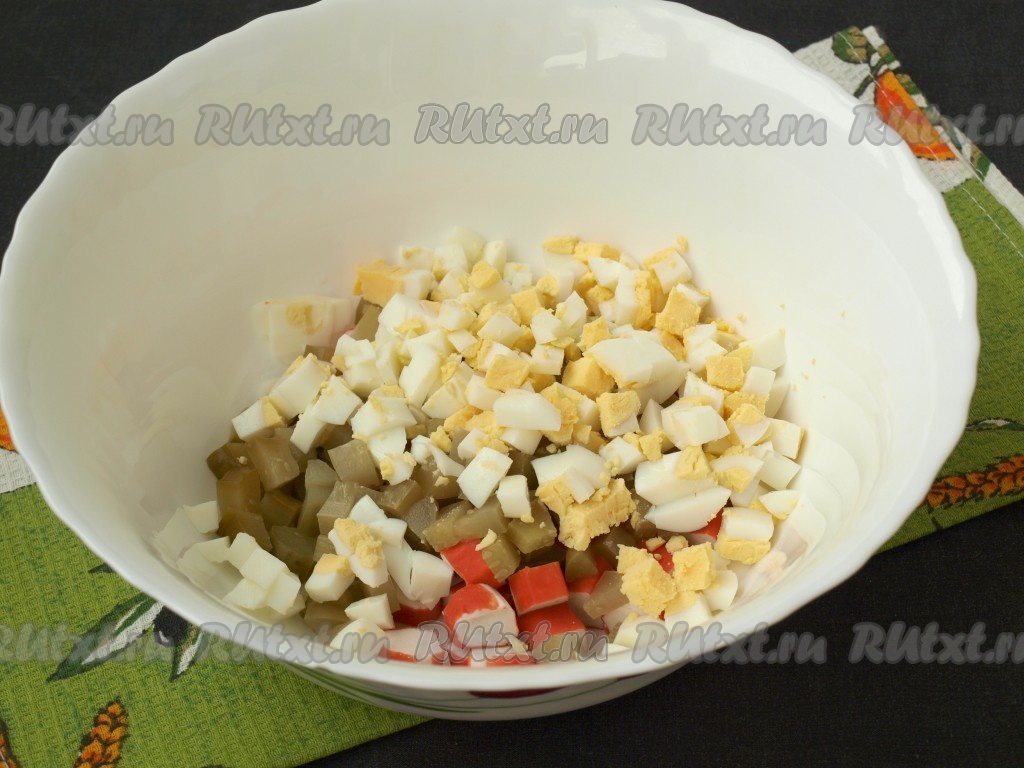Крабовый салат с соленым огурцом - пошаговый рецепт с фото
