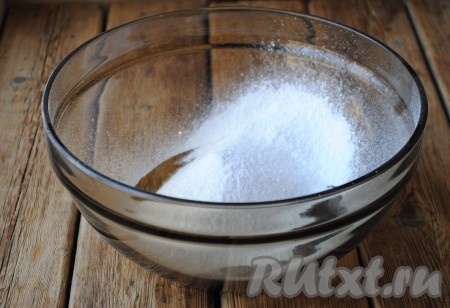 Для приготовления белковой глазури яичный белок соединить с просеянной сахарной пудрой. 
