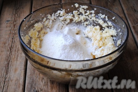 Муку соединить с солью и разрыхлителем, просеять и частями добавить в масляную смесь. 
