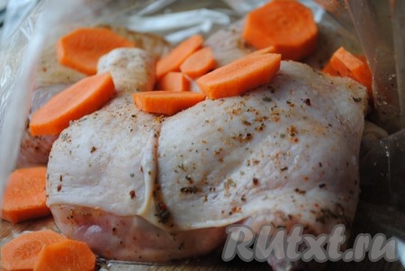 Морковь и лук очистить и нарезать крупными кружочками. Поверх мяса выложить нарезанные морковь и лук. 