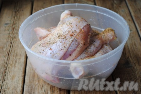 Каждый окорочок хорошо натереть солью и приправой к курице, оставить минут на 30 при комнатной температуре. 