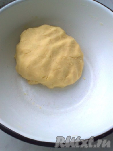 Добавить муки необходимо столько, чтобы тесто скаталось в шарик и не липло к рукам, но при этом оставалось мягким.
