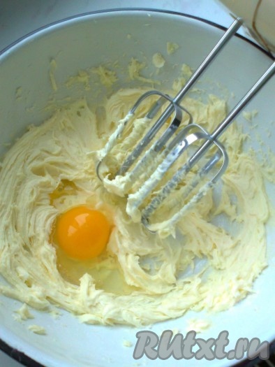 добавить яйцо, взбить миксером. 
