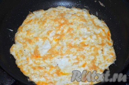 Аккуратно перевернуть блинчик на другую сторону, жарить до готовности, затем переложить на тарелку. Тоже самое проделать со вторым яйцом и оставшимся сыром, приготовить второй блинчик. Сырные блинчики остудить.
