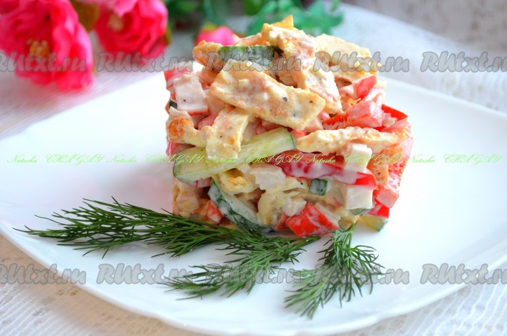 Салат с крабовыми палочками, помидорами, яйцами и сыром