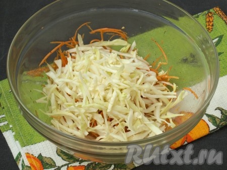 В глубокую миску выложить корейскую морковь, нашинковать белокочанную капусту. 