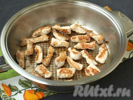 В сковороде хорошо разогреть масло и обжарить кусочки курицы на среднем огне до румяной корочки со всех сторон. Вместо курицы можно также использовать индейку.
