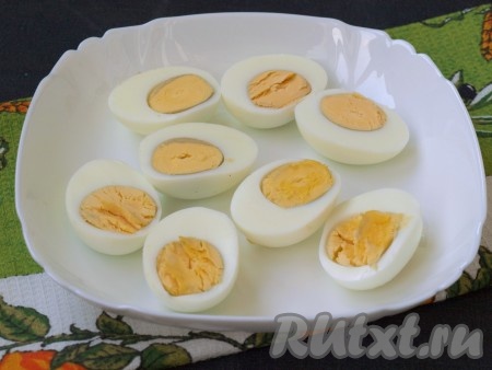 Очистить варёные яйца и разрезать пополам.
