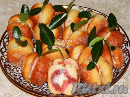 По желанию можно украсить персики листочками и красиво выложить на блюдо или во фруктовницу, что придаст пирожным органичный, законченный вид.
