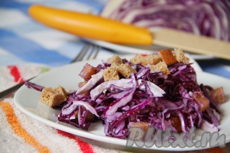 Вкусный, сытный салат из свежей капусты и курицы подать к столу.
