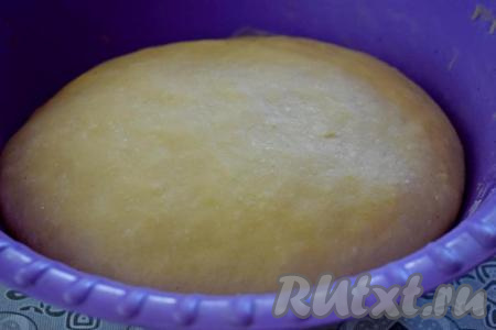 Пока дрожжевое тесто поднимается, можно заняться начинкой. Изюм нужно промыть водой, выложить в глубокую тарелку, залить полностью кипящей водой, затем воду слить и обсушить, разложив на бумажном полотенце. В глубокой миске растереть вилкой творог, сахар и яйцо в однородную массу. В получившуюся творожную массу добавить подготовленный изюм, хорошо перемешать и начинка для ватрушек готова. Вот так у меня поднялось тесто по прошествии 2 часов.