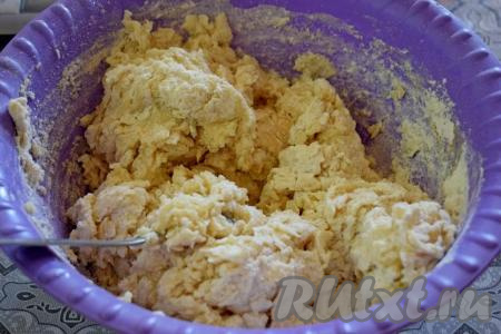 Когда тесто уже будет сложно перемешивать ложкой, продолжить замешивать его руками, добавляя по мере необходимости понемногу оставшуюся муку и тщательно вмешивая её.