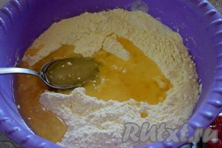 Растопить 100 грамм сливочного масла (я растопила в микроволновке), дать немного влить. Влить растопленное негорячее сливочное масло в миску с сухими ингредиентами, епремешать столовой ложкой.