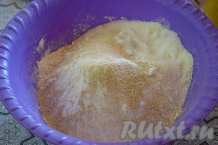 Прежде всего замесим дрожжевое тесто для ватрушек, для этого нужно в объёмной миске соединить сахар, соль, 400 грамм просеянной муки и дрожжи. Перемешать сухие ингредиенты столовой ложкой до получения однородной смеси.