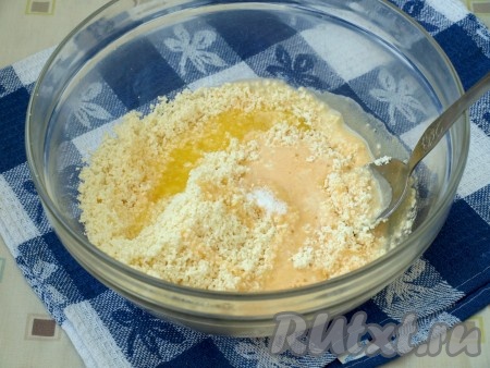 Растопить и остудить сливочное масло. В миску с творогом добавить остывшее масло, взбитые яйца с сахаром и ванилин, хорошо перемешать.
