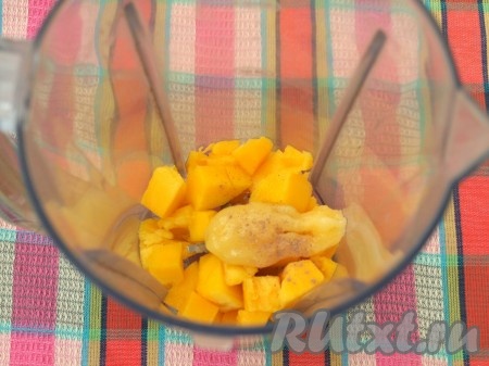 Мякоть манго отделить от шкурки и поместить её в чашу блендера, добавить мёд и корицу.
